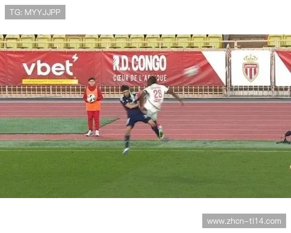 梦回南非世界杯，马马杜-库利巴利重演德容式飞踹染红。